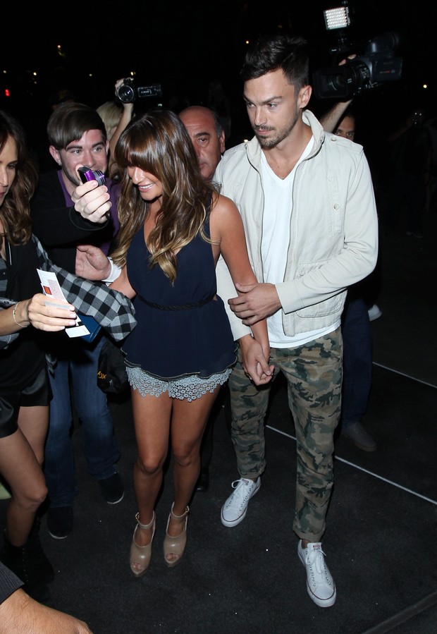 X17 - Lea Michele e o namorado, Matthew Paetz, em show em Los Angeles, nos Estados Unidos (Foto: X17online/ Agência)