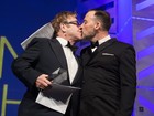 Elton John beija o marido, David Furnish, durante prêmio nos EUA