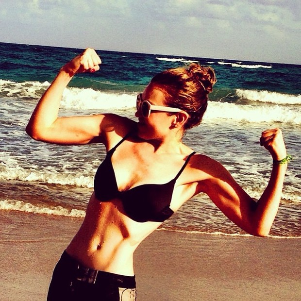 Thalia posa de biquíni em praia (Foto: Instagram/ Reprodução)