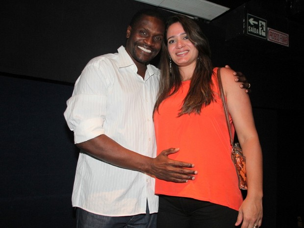 Jacaré com a mulher, Grabriela, grávida de três meses, em show na Zona Sul do Rio (Foto: Graça Paes/ Foto Rio News)