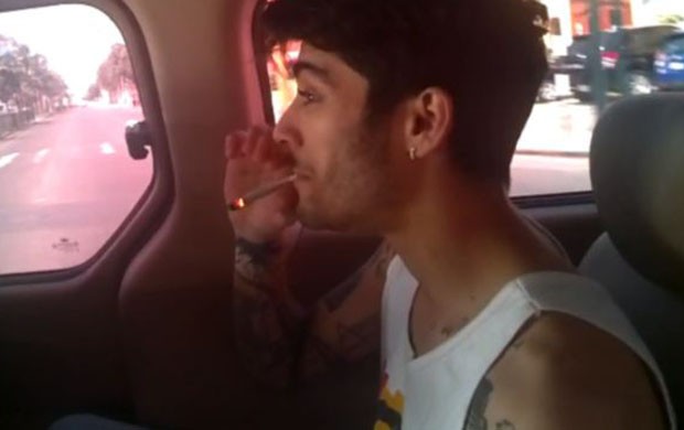 Zayn Malik, do One Direction, com cigarro de maconha (Foto: Reprodução/Daily Mail)