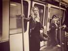 Natallia Rodrigues anda de metrô em Nova York 