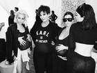 Kardashians usam barrigas falsas para homenagear Kim no aniversário dela