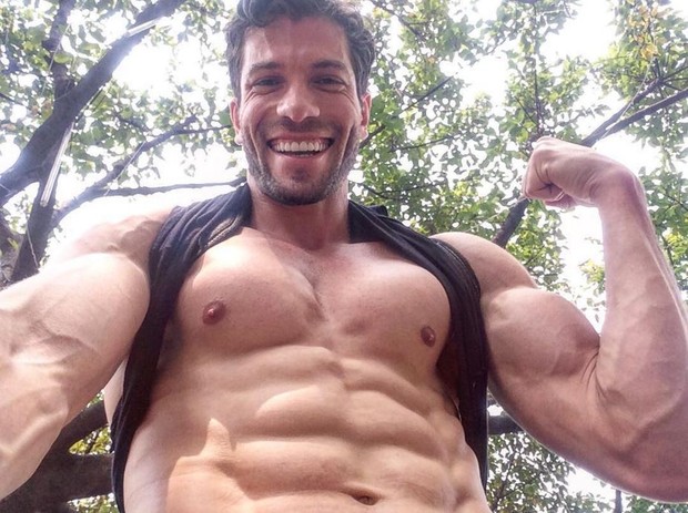 Ex-BBB Roni Mazon: orgulhoso de seus músculos (Foto: Reprodução/Instagram)