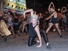 Bailarino de Anitta exibe flexibilidade e atrai olhares em ensaio de carnaval