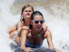 Alessandra Ambrósio pega jacaré com a filha no Havaí