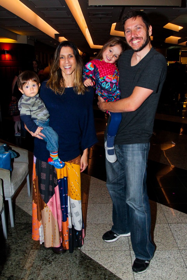 Sarah Oliveira com o marido e os filhos (Foto: Manuela Scarpa/Brazil News)