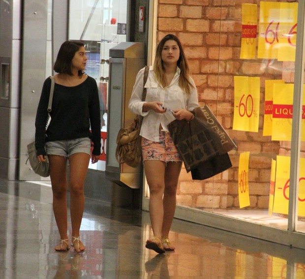 Sasha e amiga em shopping no RJ (Foto: Marcus Pavão/Agnews)