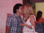 Após compras, Eliana beija o marido João Marcelo Bôscoli na porta da loja