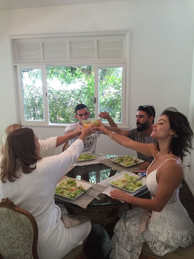 Laura almoçando com o noivo Jorge Sousa, a mãe,  a sogra e o irmão (Foto: Ana Dutra/R2 /Divulgação)