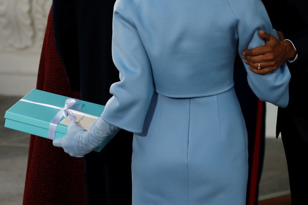 Detalhe do presente de Melania Trump para Michelle Obama (Foto: REUTERS)