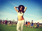 Thaila Ayala exibe barriga sequinha em look escolhido para ir ao Coachella