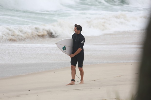 Vladimir Brichta na praia da Macumba, no Rio (Foto: Dilson Silva / Agnews)