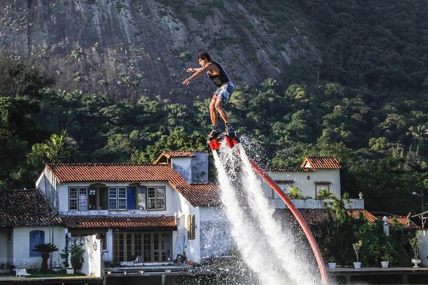 Jesus Luz praticando flyboard (Foto: Divulgação)