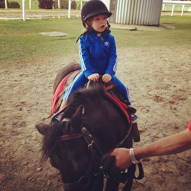 Vittorio, filho de Adriane Galisteu, curte o dia cavalgando (Foto: Reprodução/Instagram)