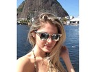 Bárbara Evans faz 'selfie' de biquininho em dia de passeio de barco