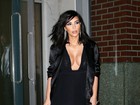 Kim Kardashian arrasa com vestido decotado em festa