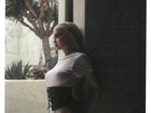 Kylie Jenner posa com blusa sem sutiã e 'recria' look de Anitta