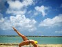 Dany Bananinha mostra corpaço e equilíbrio em foto na praia