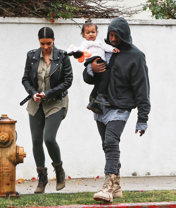 Kim Kardashian, Kanye West e North (Foto: Grosby Group)