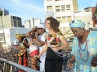 Márcio Victor recebe Vanessa da Mata em trio na Bahia