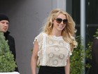 Recém-solteira, Britney Spears vai para a igreja de minissaia