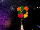 Katy Perry sobrevoa público de show suspensa por balões