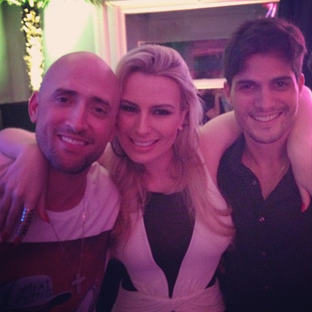 Ex-BBB Fernanda Keulla e André Martinelli com Paulo Gustavo em festa no Rio (Foto: Instagram/ Reprodução)