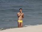 Murilo Rosa exibe corpo em forma e canta sozinho na praia