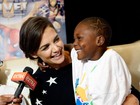 Katie Holmes brinca com crianças com câncer em première 