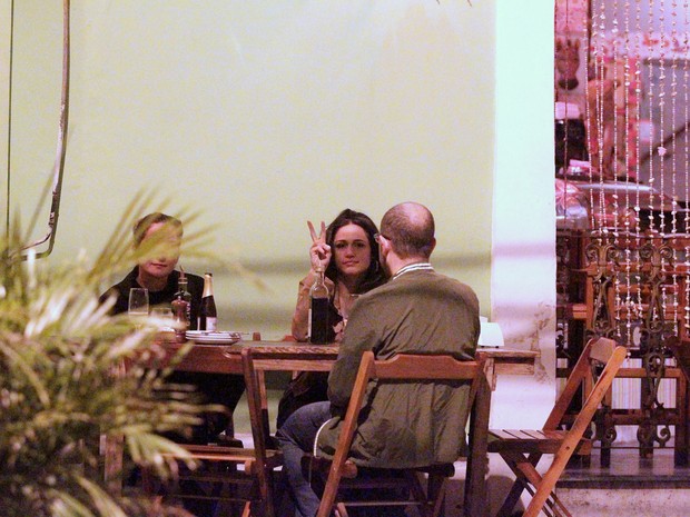 Nanda Costa com amigos em restaurante na Zona Sul do Rio (Foto: Leôncio Epaminondas/ Ag. News)