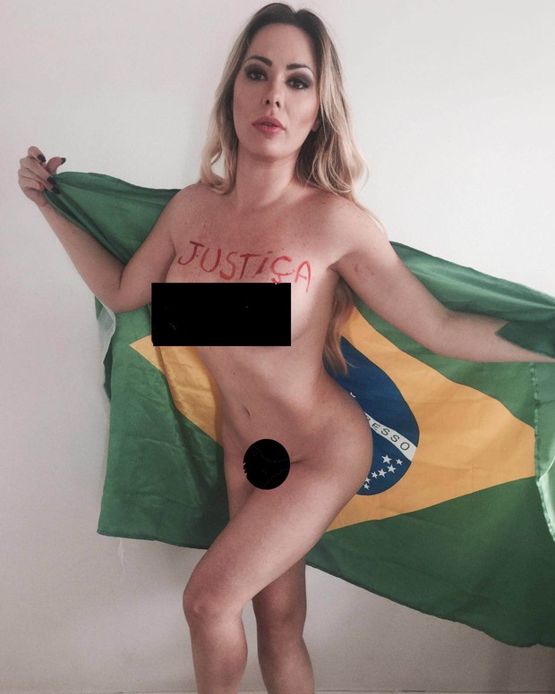 Ju Isen tira a roupa para protesto contra Lula (Foto: Divulgação)