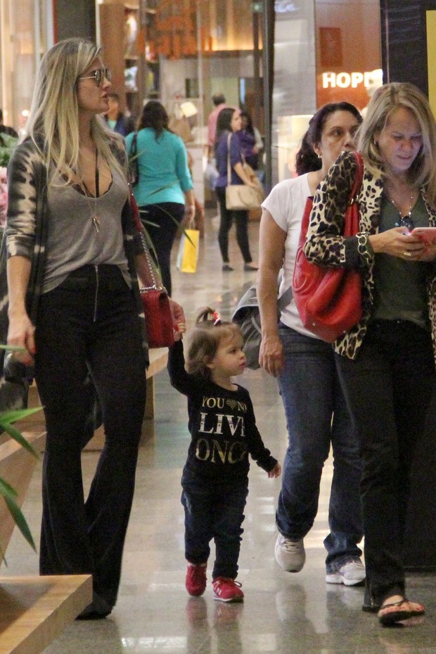 Mirella Santos passeia com a filha pelo shopping  (Foto: J.Humberto \ AgNews)