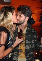 Giovanna Ewbank e Bruno Gagliasso se beijam em lançamento de moda