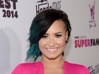 Demi Lovato usa look decotado em evento nos Estados Unidos