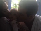 Tatá Werneck e Anderson Di Rizzi dão 'beijo sanduíche' em bebê