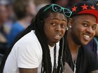 Após internação, rapper Lil Wayne assiste a jogo de basquete