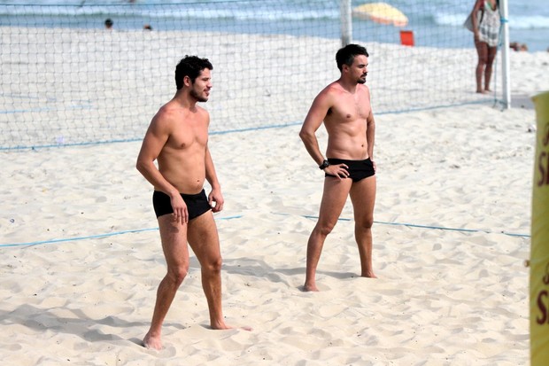 José Loreto e Márcio Kieling na praia (Foto: Marcos Ferreira / Foto Rio News)