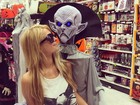 Paris Hilton se diverte durante compras