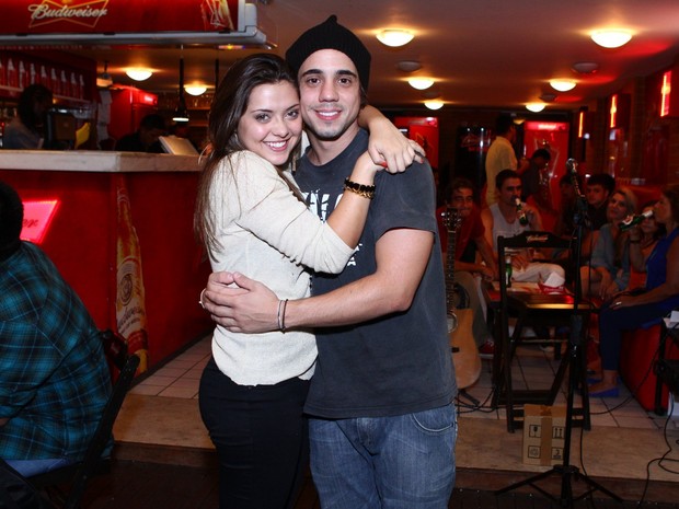Poliana Aleixo e Guga Sabatie em bar no RIo (Foto: Raphael Mesquita/ Divulgação)