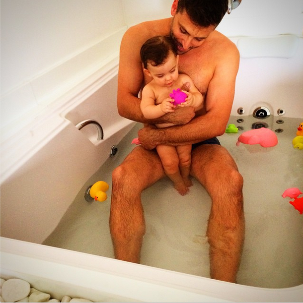 Henri Castelli com a filha (Foto: Reprodução/Instagram)