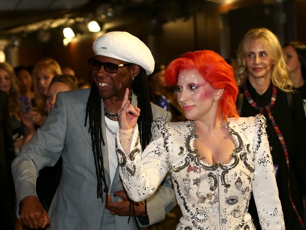Nile Rodgers e Lady Gaga no Grammy, em Los Angeles, nos Estados Unidos (Foto: Christopher Polk/ Getty Images/ AFP)