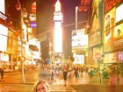 Ludmila Dayer posa de shortinho na Times Square, em Nova York