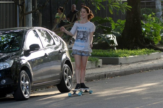 Nathalia dill anda de skate com o namorado no Rio (Foto: Marcos Ferreira/Photorionews)
