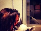 Bruna Marquezine abraça sua cachorrinha em foto: 'Cheirinho bom'