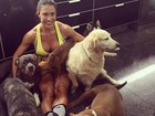 Gracyanne Barbosa posa decotada, rodeada de cachorros