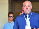 Cercada de seguranças, Alicia Keys desembarca em aeroporto no Rio