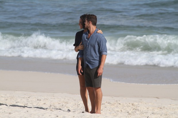 José Loreto e Debora Nascimento na praia (Foto: Dilson Silva / Agnews)