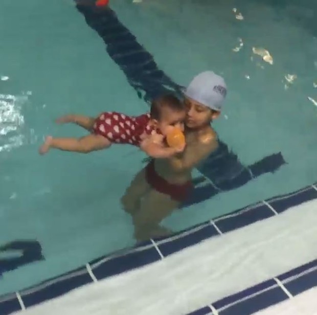 Miguel e Bruna na aula de natação (Foto: Reprodução/ Instagram)