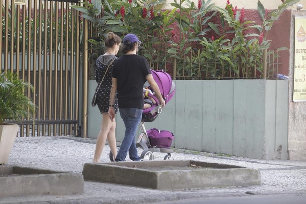 Alinne Moraes passeia em família (Foto: Delson Silva  e Marcus Pavão/AgNews)